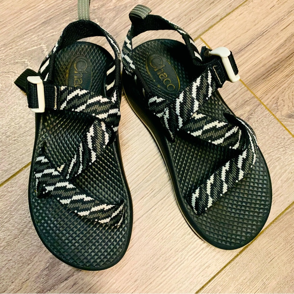 COPY - Kids Chaco EcoTread summer water sandals Size 1 black and white GUC